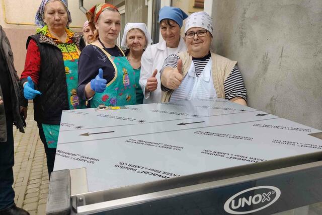 Die Helferinnen der Kolping Sozial-Küche freuten sich sehr über die technische Unterstützung durch den neuen Kombi-Ofen.