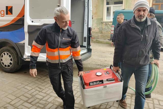 25 Stromgeneratoren, 384 Powerbanks und ein Kombi-Ofen wurden über Kolping Rumänien in die Ukraine geliefert.