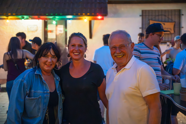 Reggae in Wulf 26./27. Juli 2024 - Archivbilder. Auch Politprominenz besucht das außergewöhnliche Festival. Im Bild v.r.: Aichach-Friedbergs stellvertr. Landrat Manfred Losinger, Stadträtin Simone Losinger und Friedbergs Kulturpflegerin Petra Gerber | Foto: FSeventfoto