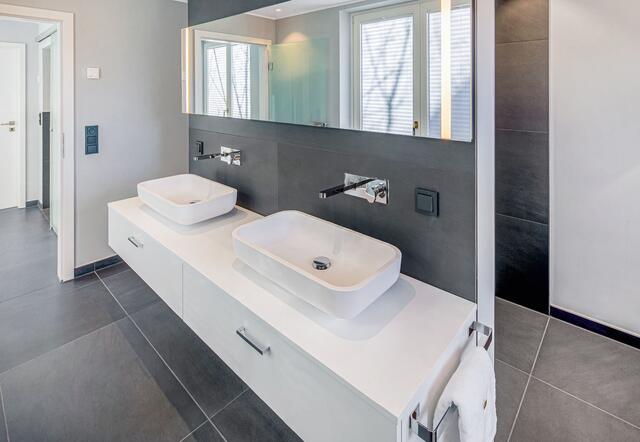 Moderne Waschtische, Badmöbel und Lichtspiegel lassen alte Bäder in neuem Glanz erstrahlen. | Foto: DJD/SHK