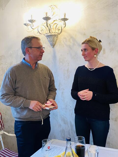 Axel Friehe und Karoline Czychon im Gespräch #cdurethmar #sehnde #cdu  | Foto: cdu ov sehnde / (jr)