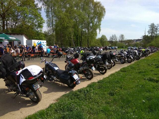 Im Anschluß feiern die Biker am Festplatz "Auf dem Brühl" mit Kaffee, Kuchen, Gegrilltem, kühlen Getränken und Benzingesprächen