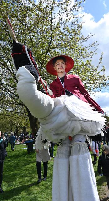 Walk Act auf Hochstelzen