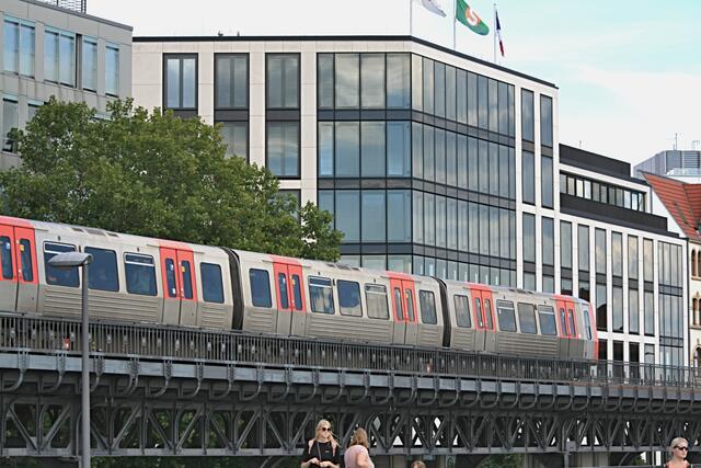Die Hamburger Hochbahn zu den Landungsbrücken