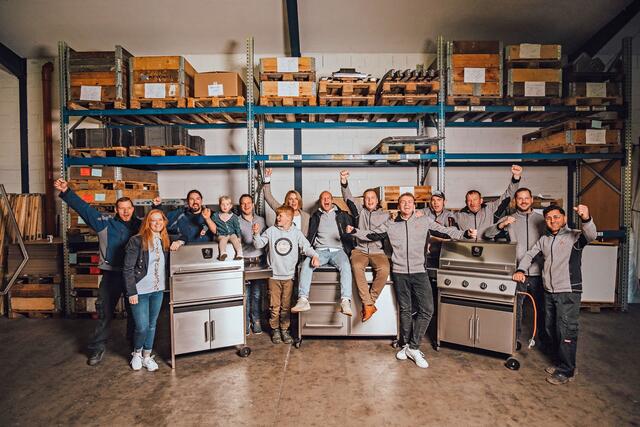 Ein Teil des Teams des norddeutschen Grillhersteller Schickling, der in heimischer Produktion hochwertige Holzkohle- und Gasgrills aus rostfreiem Edelstahl herstellt. | Foto: djd-k/Schickling Grill