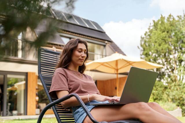 Beim Ausbau der Nutzung von Solarenergie könnte es in Deutschland noch schneller vorangehen - das betrifft sowohl den privaten Bereich als auch große Solaranlagen auf den Dächern der Großstädte. Die Tendenz weist allerdings generell in eine positive Richtung. | Foto: DJD/LichtBlick/Cem Guenes