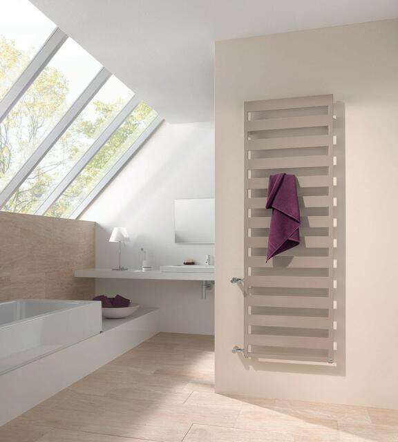 Neuer Glanz im Bad: Ohne aufwendigen Umbaustress ersetzt der Bad- und Wohnheizkörper Casteo-D alte Radiatoren und wertet mit seinem markanten Design und der edlen Farbstellung „Grey Gold“ den Raum auch optisch auf. Wohlfühl-Plus: Im Bad lässt er sich ideal auch zum Handtuchwärmen nutzen.  | Foto: Kermi GmbH/akz-o