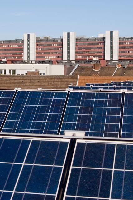 Das Solarpotenzial in den deutschen Großstädten wird zwar immer besser ausgeschöpft, die geplanten Solarpflichten bleiben allerdings ein föderaler Flickenteppich. | Foto: DJD/LichtBlick SE/Getty Images/Richard Schmidt-Zuper