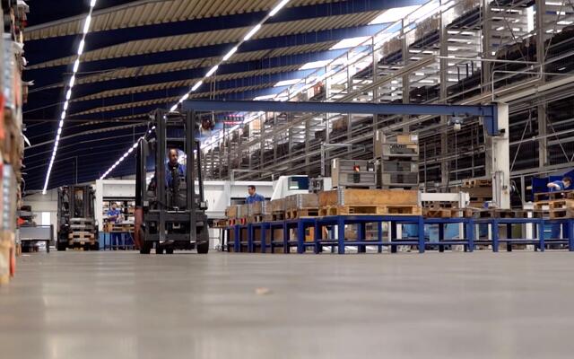 Blick in die große Produktionshalle des norddeutschen Grillherstellers Schickling. | Foto: djd-k/Schickling Grill