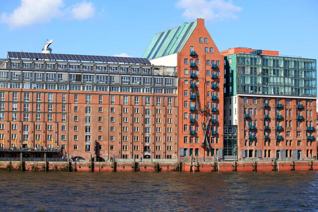 So gut wie hier in der Speicherstadt wird die Sonne nicht überall in Hamburg genutzt: Im Solarcheck belegt die Hansestadt derzeit nur den zwölften Platz unter den 14 größten deutschen Städten. Die Tendenz zeigt aber nach oben. | Foto: DJD/LichtBlick SE/Getty Images/Thomas Fluegge