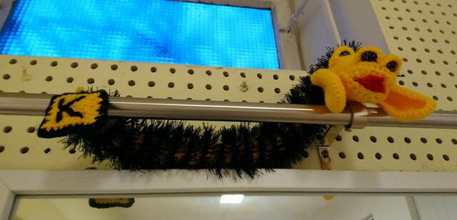 Der Kulturringdrache passt jetzt im Vereinshaus des Kulturrings Langenhagen auf. Sigrid Nowarra (Sira Miraja von Paradies Oriental) hat ihn gehäkelt. | Foto: Shima Mahi