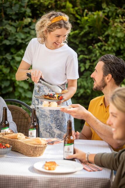 Für die meisten Menschen in Deutschland zählt das Grillen zu den unverzichtbaren Vergnügungen des Sommers. | Foto: DJD/Veltins