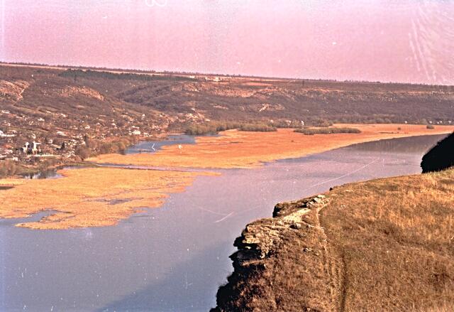 Blick von den Felsenhöhlen über den Nistru nach Transnistrien.