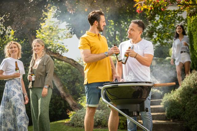 Grillpartys zählen zu den schönsten und beliebtesten sommerlichen Freizeitaktivitäten in Deutschland. | Foto: DJD/Veltins