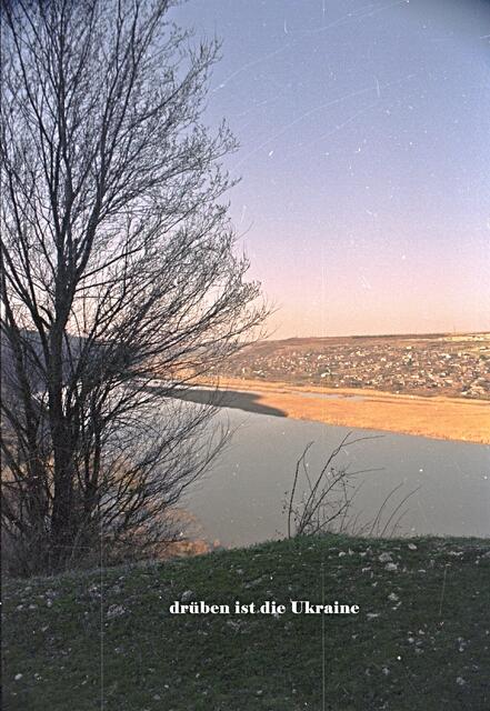 Der Fluss ist die Grenze zu Transnistrien. Fälschlicherweise habe ich das gegenüber liegende Gebiet mal als Ukrainisch bezeichnet.