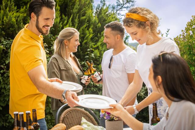 Die wie immer viel zu kurze Grillsaison muss intensiv genutzt werden. | Foto: DJD/Veltins