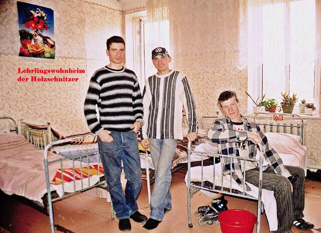 Holzschnitzer wohnen im Internat. 