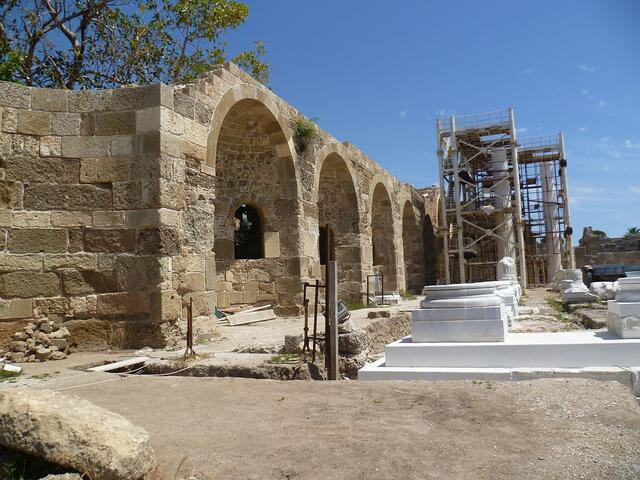 Byzant. Kirche (li.) auf altem Tempelgelände.

