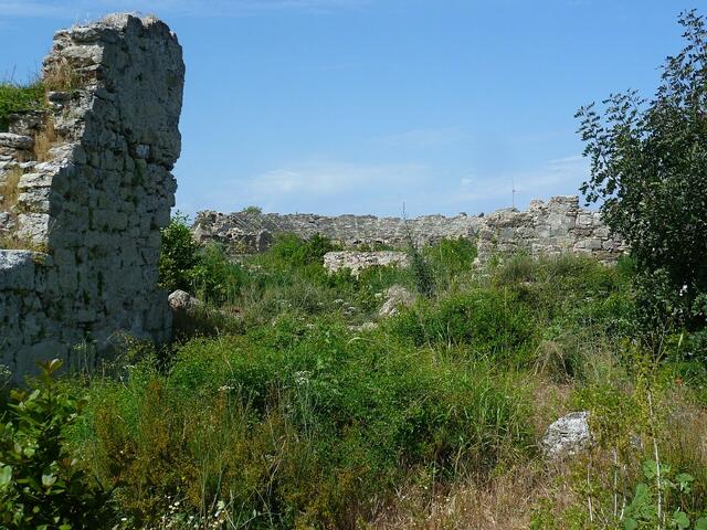 Bildmitte: Das Theater – Links: Der Bischofspalast.