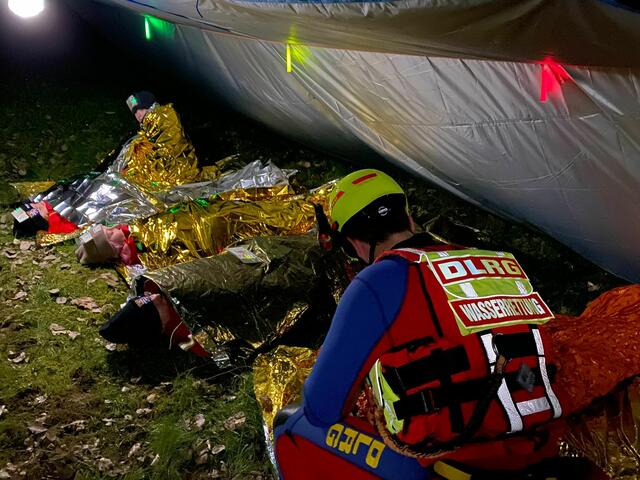 Platz 10 - Aufbau einer Patientenablage bei Nacht (13 Stimmen) | Foto: Foto: DLRG Ortsgruppe Friedberg-Bad Nauheim e.V.