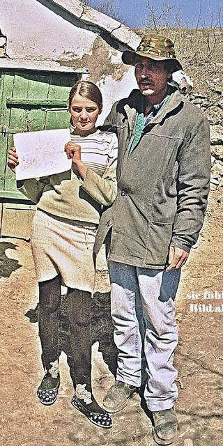 Die Tochter ist stolz auf ihren Schulabschluss