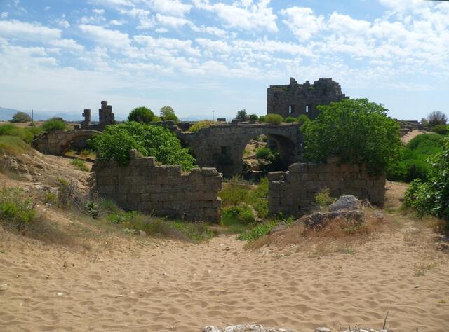 Eingangsbögen des Osttores. 