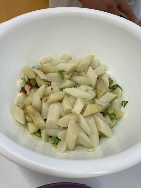 Der Spargel für den Salat kleingeschnitten und blanchiert. | Foto: Klaus Hill