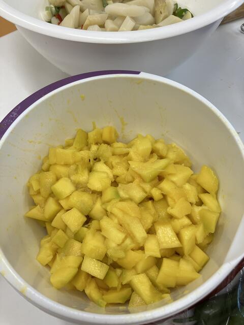 Kartoffelschälen und würfeln, diese Arbeiten müssen auch gemacht werden. | Foto: Klaus Hill