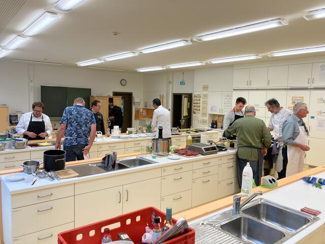 An allen vier Kochzeilen der Mittelschule in Wertingen wird hier gekocht und zubereitet. | Foto: Klaus Hill