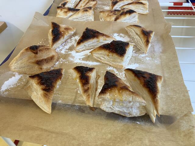 Blätterteig-Ecken knusprig fein. Als Zugabe zum Dessert, | Foto: Klaus Hill