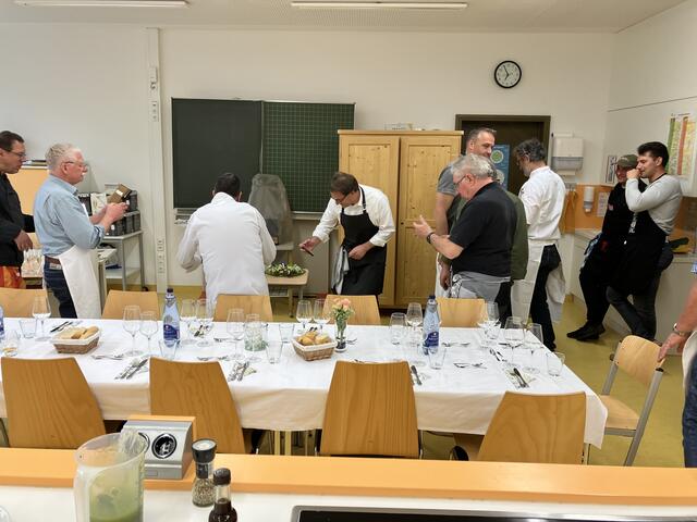 Alle packen mit an. Die Tafel muss gedeckt werden der Apperitif muß eingeschenkt werden. Dann kommt der erste Genuss. | Foto: Klaus Hill