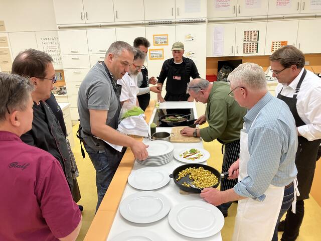 Anrichten - so langsam wird es hektisch. Der Hauptgang soll ja heiß auf den Tisch. Also alle ran an die Töpfe. | Foto: Klaus Hill