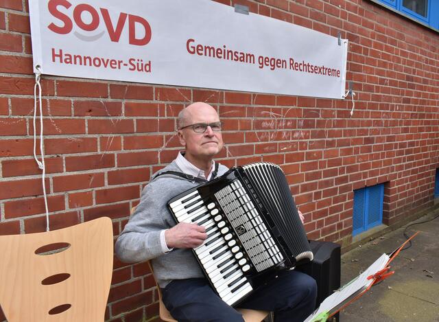 Enno Raphael spielte als "Musikus" alte Volkslieder.