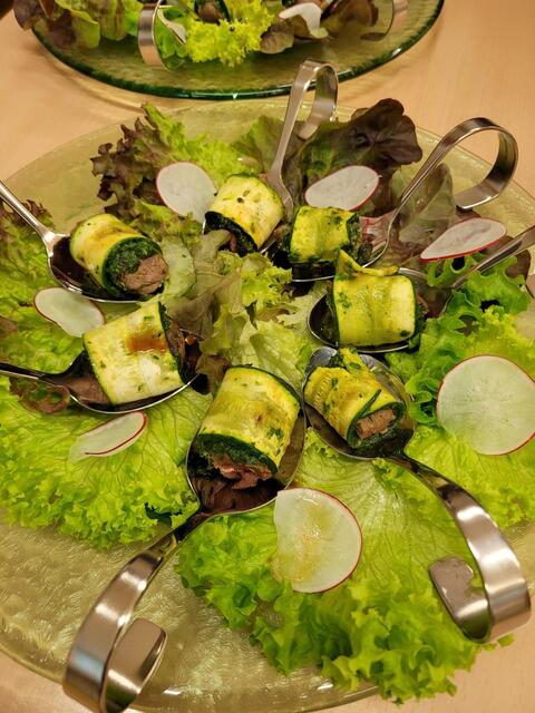 Eine tolle Idee und zugleich eine optische Einladung zu zugreifen. "Zucchini-Lammfilet Röllchen". | Foto: Klaus Hill