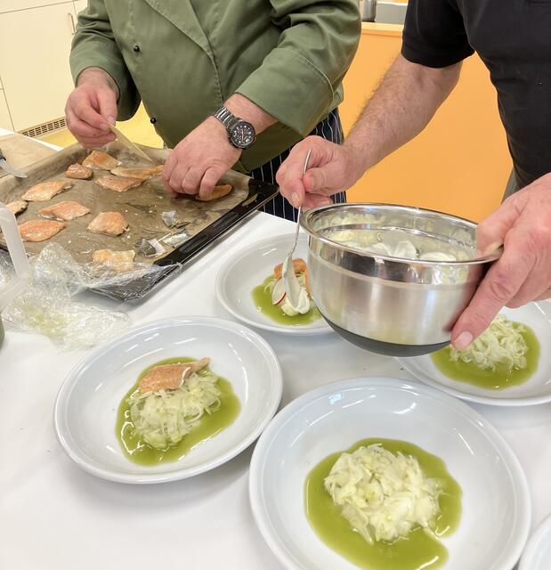 Auf das Anrichten wird auch immer ein besonderes Augenmerk gerichtet. Der grüne Apfelsud als Spiegel, darauf dezenter Fenchelsalat und dann der Saibling. Gott ißt in Frankreich bestimmt nicht besser.  | Foto: Klaus Hill