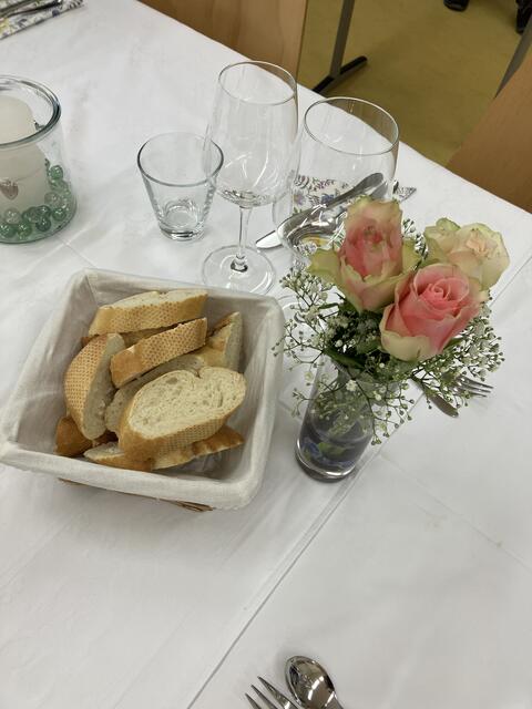 Auf die Tischdekoration wird bei den Hobbyköchen ebenso großen Wert gelegt. | Foto: Klaus Hill