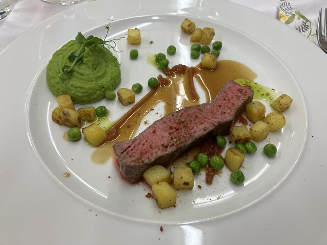 Entre Côte mit Erbsenpüree und  Kartoffelwürfelchen dazu zweierlei Saucen. Das sieht nicht nur gut aus - es war auch ein wahrer Gaumenschmaus. | Foto: Klaus Hill