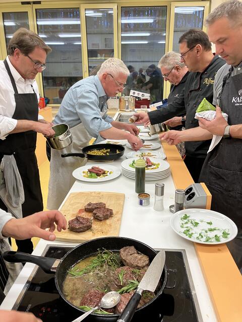 Ja, Hobbyköche sind auch schon Könner der feinen Kulinarik. | Foto: Klaus Hill