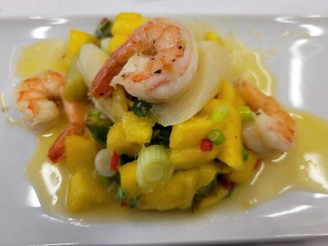 Ist das nicht verführerisch? Schon beim Anblick "läuft doch einem schon das  Wasser im Munde zusammen".  "Spargel-Mango-Salat"  mit Königskrabbe. Willi Buhmaier hat hier wieder die kulinarische Trickkiste aufgemacht. | Foto: Klaus Hill