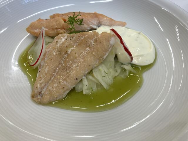 So wurde der Zwischengang "Saibling in Apfelsud" serviert. dazu eine selbstgemachte Mayonaise. | Foto: Alfred Zinsmeister