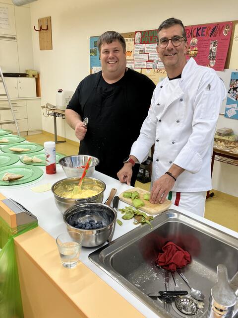 Zum Schluss der "Süße Genuss" - Erdbeeren in köstlicher Creme mit Blätterteig. "Mensch - was willst du Mehr" - ein krönender Abschluss des Menüs. | Foto: Klaus Hill