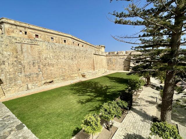 Die historische Festungsstadt Mdina (kein Autoverkehr innerhalb der Stadtmauern) gehört zu den schönsten ihrer Art in ganz Europa: Barocke Prachthäuser, charmante Gässchen und kleine Plätzchen mit Cafés zum Verweilen ergeben ein unvergessliches Ensemble.
 | Foto: Daniel Basler