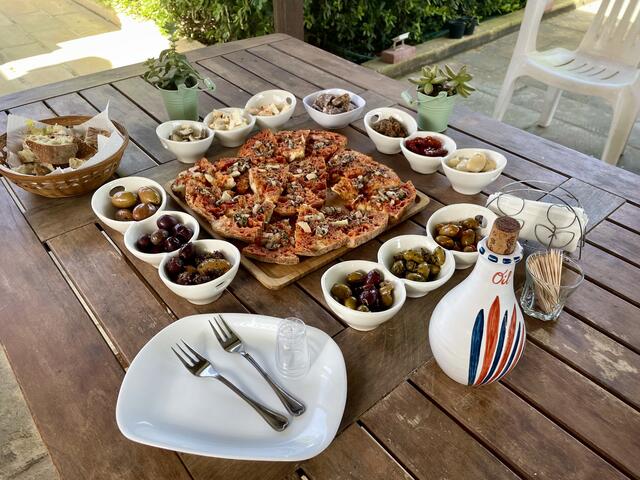 Reiche Speisekarte: Die Inselbewohner schätzen einen lieblichen Wein, dazu verschiedene Oliven, etwas Gbejniet (heimischer Schafskäse), Zalzett (maltesische Wurst mit Koriandergeschmack) und etwas Bigilla (Weißbohnenpaste), die mit dem typisch knusprigen Brot und hochwertigem Olivenöl serviert werden.  | Foto: Daniel Basler