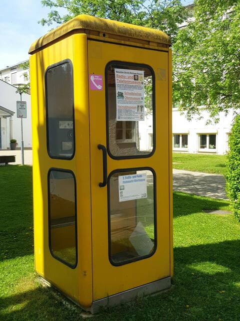 Diese Telefonzelle, ein Fernsprechhäuschen TelH 78, hat der Gastwirt Otto Killensberger aus Meitingen in den 90er Jahren erworben. Sie steht jetzt als Leihgabe vor dem Radio- und Telefonmuseum in Wertingen bei der Grundschule. Ende 2013 gab es noch 48000 öffentliche Telefon-Stellen in Deutschland (1998: 148000). Handy waren schon auf dem Vormarsch.
Auch bei der Zusaminsel steht noch eine gelbe Telefonzelle. Diese wurde dem Telefonmuseum vom Volkskunde-Museum Oberschönenfeld geschenkt.