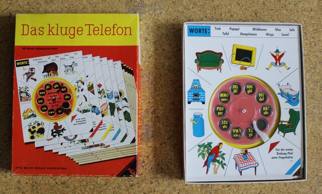 Das Kluge Telefon - als Lese-Lernhife vom Verlag Ravensburg herausgebracht. Durch die Wählscheibe wie bei einem alten Telefon mußte man das gesuchte Wort buchstabieren. Wenn mann alle Buchstaben richtig gewählt hat zeigte der Pfeil auf das Build vom buchstabierten Wort - genial.