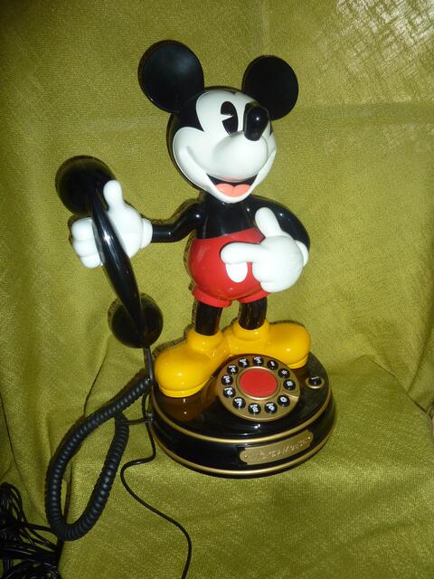 Auch das gehört ins Telefonmuseum - das Micky-Mouse-Telefon. Eine amerikanische Ausführung, bei Anruf wackelt  die Mickymouse mit dem Kopf und macht mit Ansagen in englisch auf den Anruf aufmerksam. Viele Kinder wollen bei ihrem Museumsbesuch dieses Telefon immer gleich kaufen und mitnehmen.
