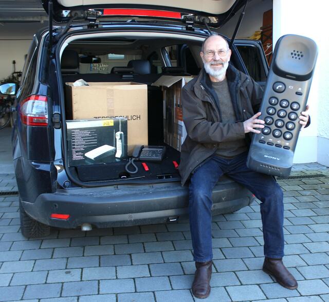 Cirka 40 Sonyknochen bekam das Telefonmuseum von Reinhold Mayer geschenkt auch das übergroße Werbetelefon. Mittlerweile ist Reinhold Mayer seit 9 Jahren ehrenamtlicher Mitarbeiter im Radio- und Telefonmuseum Wertingen. Seine Sammelleidenschaft sind Tonbänder. Er ist der "Revox"-Spezialist und jeden dritten Sonntag im Radio- und Telefonmuseum wo er gerne zu allen Fragen Antworten findet. Seine Vorträge werden immer gerne besucht.
