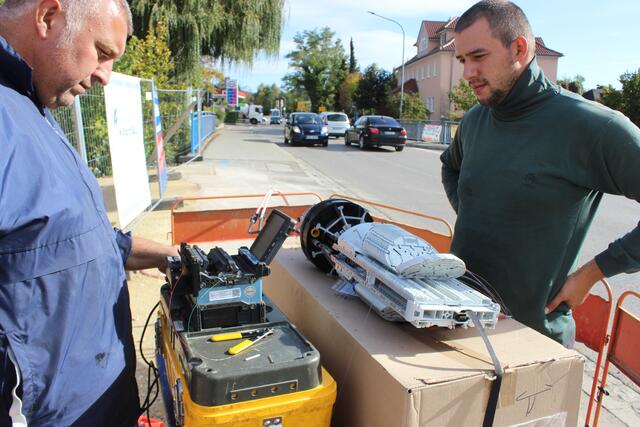 Heute wird überall Glasfaser-Technik verbaut und die alten Kupferleitungen ausgewechselt. Hier überprüfen zwei Technicker, an der Zusambrücke in Wertingen, ob die Anschlüsse alle funktionieren.