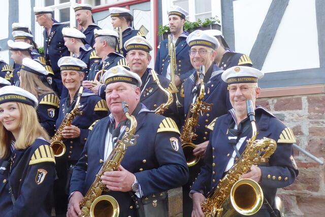 Der Musikzug Battenberg hat sich zum Gruppenfoto am Alten Rathaus aufgestellt.