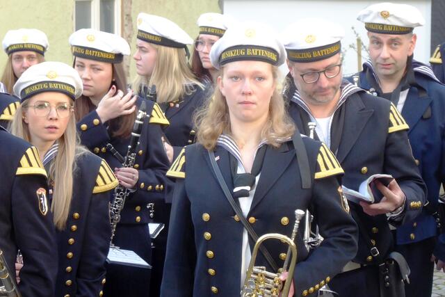 Sammeln zum Abmarsch, mal konzentriert, ...
